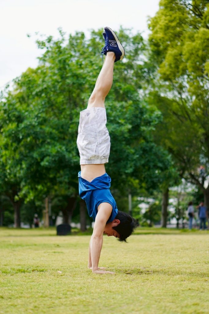 壁なし倒立の正しい姿勢と重心ラインの例