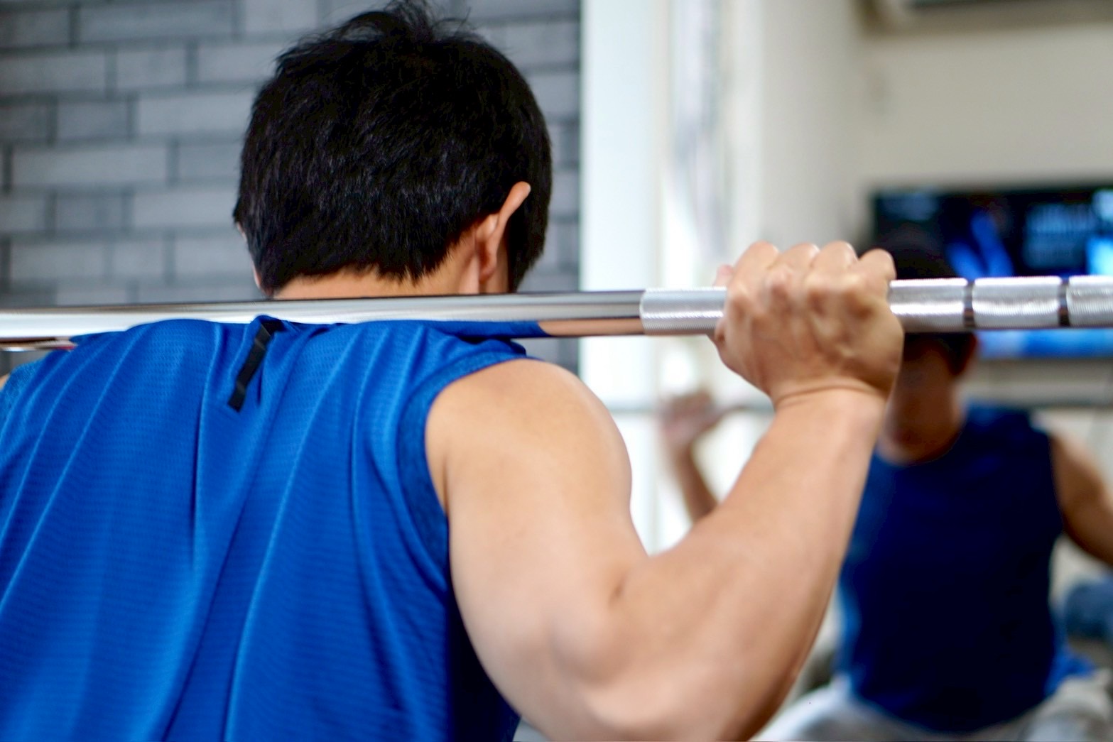 南森町のパーソナルジムでのスクワット指導の様子｜丁寧なフォーム改善サポート