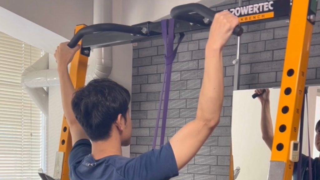 南森町のパーソナルジムで懸垂トレーニングを行う様子